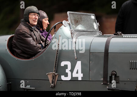 Ein Fahrer eines 1935 Hudson Spikins Spezielle sitzt in seinem Auto, als er wartet auf dem Hügel Test während des Brooklands Doppel zwölf Motorsport Festival in Brooklands Museum, Weybridge, Surrey zu nehmen. Stockfoto