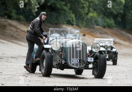 Ein Fahrer eines 1935 Hudson Spikins Spezielle erhält in seinem Auto während der brooklands Doppel zwölf Motorsport Festival in Brooklands Museum, Weybridge, Surrey. Stockfoto