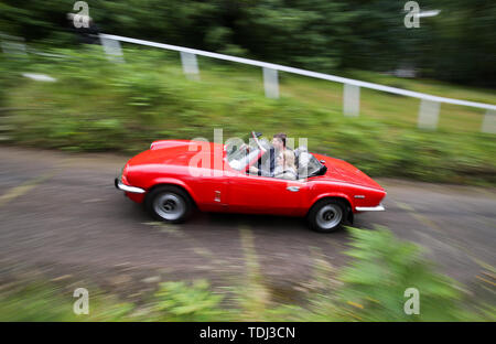 1974 Triumph Spitfire IV ist der Test Hill während des Brooklands Doppel zwölf Motorsport Festival in Brooklands Museum, Weybridge, Surrey angetrieben. Stockfoto