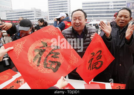 Am 28. Januar 2019, den Osten Plaza von Zhengzhou Bahnhof. Zhengzhou Frauen Kalligraphie Forschungsinstitut freiwillige schreiben Frühlingsfest Couplets und Segen Worte auf der Stelle, Sie vorbei an Passagiere geben, jeder der Segnungen des Chinesischen neue Jahr bringen und warm den Weg zurück in ihre Heimatstadt. Stockfoto