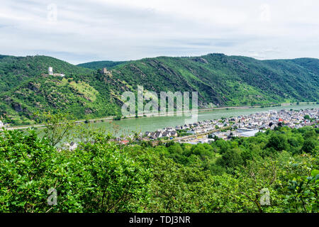 "Feindlichen Brüder" im Oberen Mittelrheintal und Bad Salzig: Burg Sterrenberg und Liebenstein Burg Stockfoto