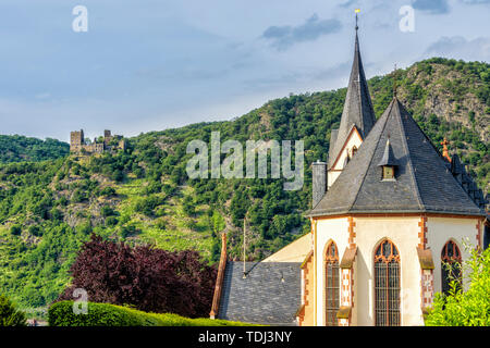 Pfarrkirche St. Ägidius in Bad Salzig und Burg Liebenstein im Rheintal Stockfoto