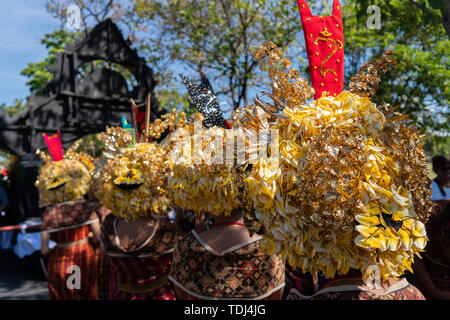 Junge balinesische Frauen tragen traditionelle balinesische Kopfschmuck und traditionellen Sarong bei der Eröffnung des Bali Art Festival 2019. Dieser ist kostenlos Stockfoto