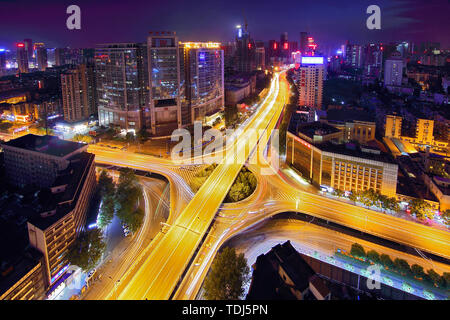 Nachtansicht von Wuhan Befreiung Avenue Überführung Stockfoto