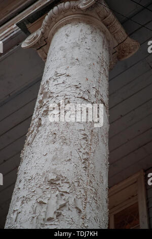 Alte und große Spalte unterstützt das Haus während des Tages Stockfoto