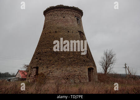 Alter Wasserturm von Backsteinen im Abend gemacht Stockfoto