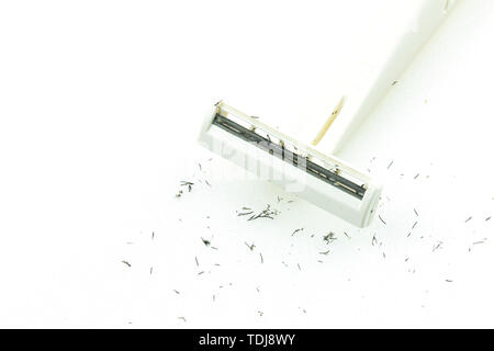 Schmutzig weiß Rasierer auf weißem Hintergrund. Stockfoto