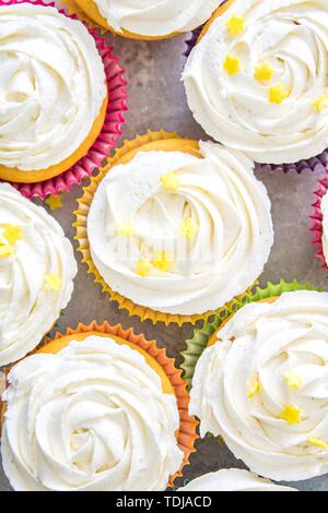 Lecker aussehende Cupcakes in verschiedenen Farben Stockfoto