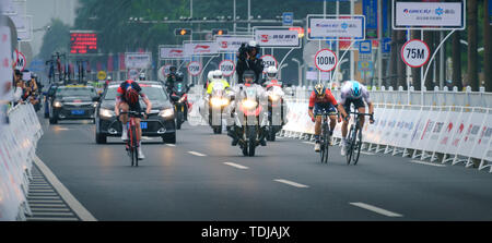 Oktober 18, 2018 " World Tour Ring Guangxi "der Eintritt in den dritten Tag der Nanning Circle Race, das Bild zeigt die äußerst wettbewerbsfähigen führende Gruppe, im Wettbewerb um den Sprint auf dem Weg. (Sky Team, BMC Team, Bahrain-Melida Team) Stockfoto