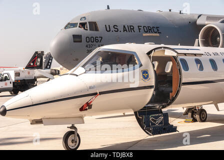 Air Mobility command Learjet mit C-130 Hercules im Hintergrund Stockfoto