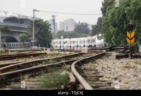 Beijing North Station ist der Ausgangspunkt der Jingtong Jingbao Bahn und die Bahn, während die Xizhimen zurück Abschnitt neben der Beijing North Station ist ein Ort für die komplette Parken von Lokomotiven. Es wurde gebaut, als Herr Zhan Tianyou über den Bau der Eisenbahn Beijing-Zhang vor mehr als 100 Jahren präsidierte. Derzeit ist die Xizhimen zurück Abschnitt wurde abgerissen und von der historischen Bühne mit dem Bau der Beijing-Zhang high-speed Rail zurückgezogen. Stockfoto