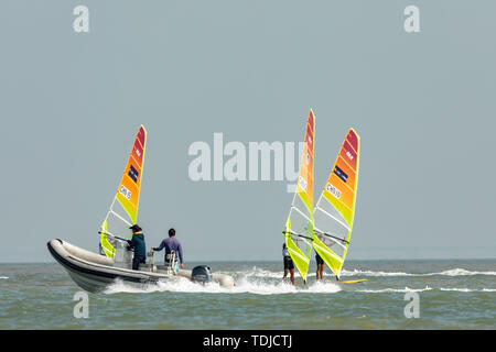 29. November 2018, Zhuhai, Guangdong. Die 2018 Asiatische Segeln Meisterschaften & Asiatische Kite Board Meisterschaften in seine fünfte Tag. Trotz der schlechten Wetterbedingungen, die Veranstaltung war noch in vollem Gange, mit Athleten trotzen der kalte Wind, der Wind und die Wellen in den Gewässern des Räucherwerks herd Bucht in Zhuhai für gute Ergebnisse zu kämpfen. Stockfoto