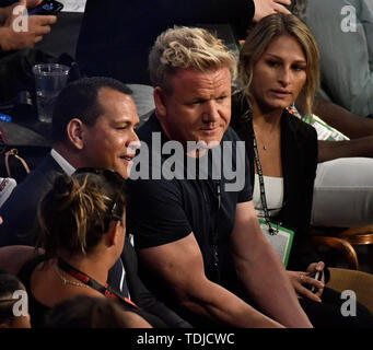 LAS VEGAS, Nevada - Juni 15: Ehemaliger New York Yankees Baseballspieler Alex Rodriguez (L) pose mit der TV-Hölle Küche star Gordon Ramsay im Tyson Fury vs Tom Schwarz Kampf im MGM Grand Garden Arena am 15. Juni 2019 in Las Vegas, Nevada. MB Media Stockfoto