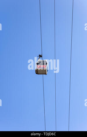 Tiflis, Georgien - April 29, 2019: Blick auf Luftseilbahn in Tiflis, Georgien. Im Jahr 2012 eröffnet, eine Seilbahn verbindet Rike Park auf der linken Seite. Stockfoto