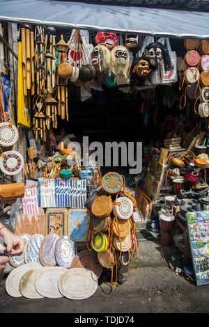 BALI, Indonesien - Januar 26, 2019: Blick auf traditionelle Kunst makert in Ubud auf Bali, Indonesien. Es gibt viele Märkte in Bali Wo kann boug werden Stockfoto