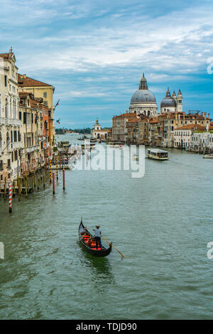 Venedig, Italien, 26. MAI 2019: Nicht identifizierte Personen an der traditionellen Gondeln im Chanell in Venedig, Italien. Am 17. und 18. Jahrhundert Es wurde geschätzt, Stockfoto