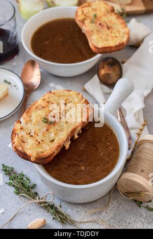 Braune Suppe in weißen Schüsseln mit Käsebast auf einem Tabelle Stockfoto