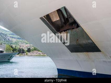 Schwere Anker auf Seite der weißen Kreuzfahrt Stockfoto