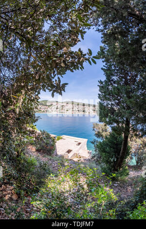 Blick von der verlassenen Ort Port ruiniert verloren in Istrien, Kroatien in die Stadt Rabac Stockfoto