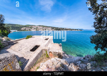 Blick von der verlassenen Ort Port ruiniert verloren in Istrien, Kroatien in die Stadt Rabac Stockfoto