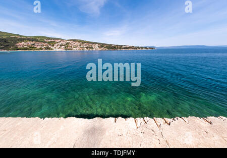 Blick von der verlassenen Ort Port ruiniert verloren in Istrien, Kroatien in die Stadt Rabac Stockfoto