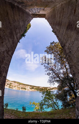 Blick von der verlassenen Ort Port ruiniert verloren in Istrien, Kroatien in die Stadt Rabac Stockfoto