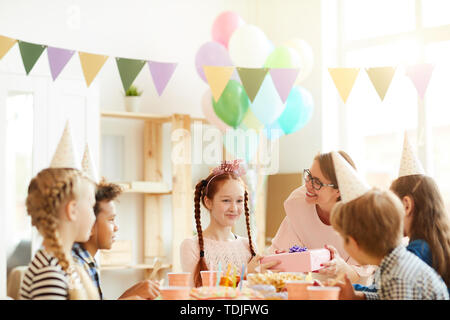 Multi-ethnische gruppe Kinder feiern Geburtstag am Tisch sitzen im Café, auf Happy rothaarigen Mädchen, kopieren Raum konzentrieren Stockfoto