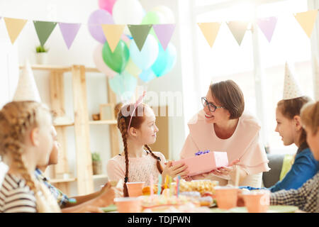 Multi-ethnische gruppe Kinder feiern Geburtstag am Tisch sitzen im Café, auf Mutter geben zu Tochter, kopieren Raum konzentrieren Stockfoto