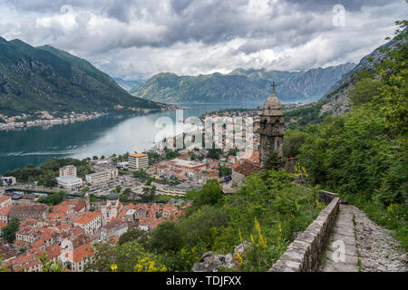 Schritt weg von Kirche oberhalb der Altstadt von Kotor in Montenegro Stockfoto