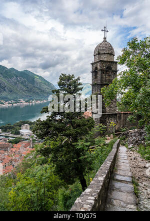 Schritt weg von Kirche oberhalb der Altstadt von Kotor in Montenegro Stockfoto