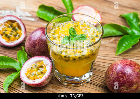 Mango mit Passionsfrucht/Maracuja Smoothie von frischen Zutaten Stockfoto