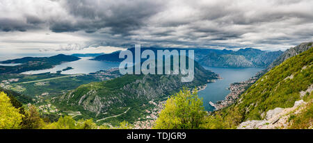 Blick auf die Bucht von Kotor aus Serpentine Road Stockfoto