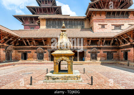 Blick auf den Innenhof in Patan Royal Palace, Mul Chowk, Patan Durbar Square, Kathmandu, Nepal, Asien. Stockfoto