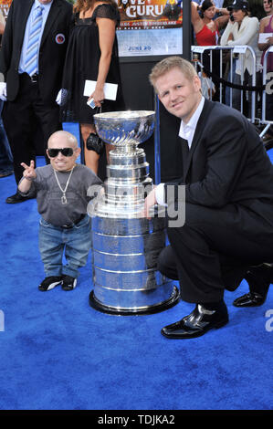 LOS ANGELES, Ca. Juni 11, 2008: Verne Troyer (links) mit der Stanley Cup&Hockey Star Chris Osgood der Detroit Red Wings am Los Angeles Premiere des neuen Troyer Film "Love Guru" am Grauman's Chinese Theater, Hollywood. © 2008 Paul Smith/Featureflash Stockfoto