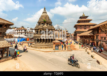 Kathmandu, Nepal - May 12, 2018: Vioew am Verkehr in Patan Durbar Square in Kathmandu, Nepal - Stockfoto