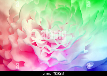 Schöne multicolor Blume aus synthetischem Material. Unscharfer Hintergrund Stockfoto