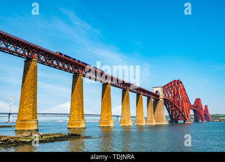 ScotRail Bahnübergang iconic Forth Rail Bridge an einem sonnigen Tag, Erhabene, Schottland, Großbritannien Stockfoto