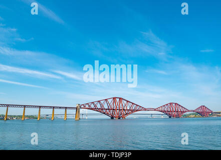 Blick auf drei Brücken: Forth Rail Bridge, Forth Road Bridge und Queensferry Kreuzung an einem sonnigen Tag, Schottland, Großbritannien Stockfoto