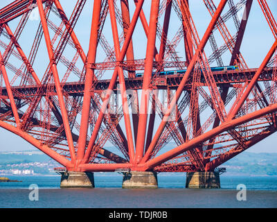 Iconic Forth Rail Bridge Eisenbahnbrücke über Firth von weiter an einem sonnigen Tag, Schottland, Großbritannien Stockfoto