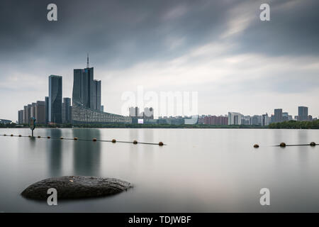 Architektur um Schwanensee, Hefei, Provinz Anhui. Stockfoto