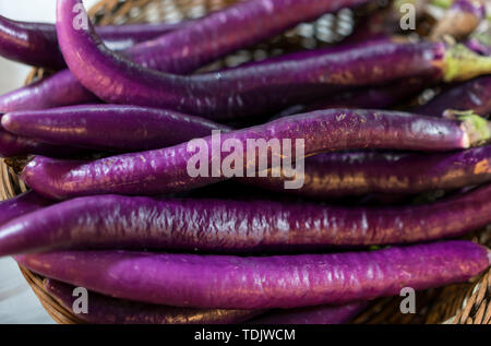 Die Aubergine in den Korb. Stockfoto