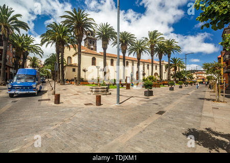 Ein vintage Auto vorbei Platz mit einem Brunnen in der Nähe der Kirche der Unbefleckten Empfängnis in der Stadt La Laguna auf Teneriffa. Stockfoto