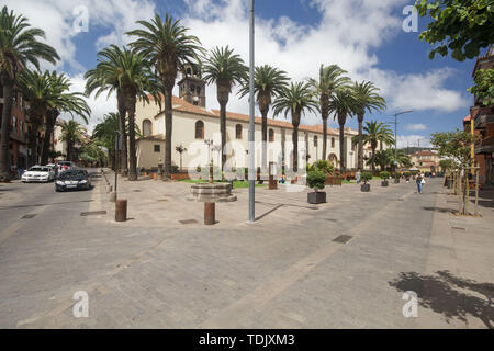 Platz mit einem Brunnen in der Nähe der Kirche der Unbefleckten Empfängnis in der Stadt La Laguna auf Teneriffa. Stockfoto