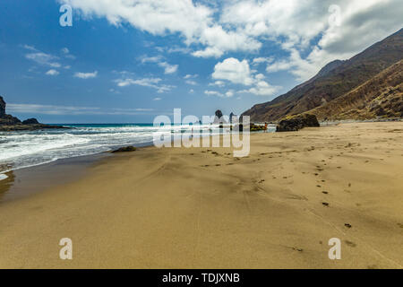 Langen natürlichen Sandstrand Benijo. Lava Rock im Wasser. Blue Sea Horizon, natürliche Himmel Hintergrund. Stockfoto