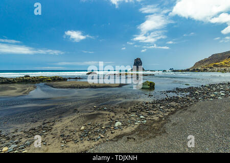 Lange natürliche Strand Benijo. Lava Rock im Wasser. Blue Sea Horizon, natürliche Himmel Hintergrund. Stockfoto