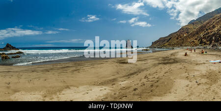 Lange natürliche Strand Benijo mit Spuren im Sand. Lava Rock im Wasser. Blue Sea Horizon, natürliche Himmel Hintergrund. Stockfoto