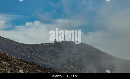 International Observatory in den Teide Nationalpark. Windiger tag mit wolken und amazinc Farben. Technik Wissenschaft Konzept. Stockfoto
