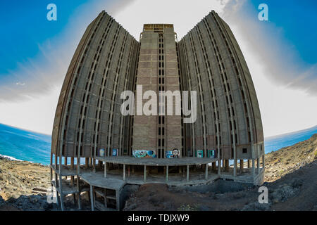 Riesigen verlassenen Gebäude vor dem Meer, Teneriffa. Weitwinkel. Stockfoto