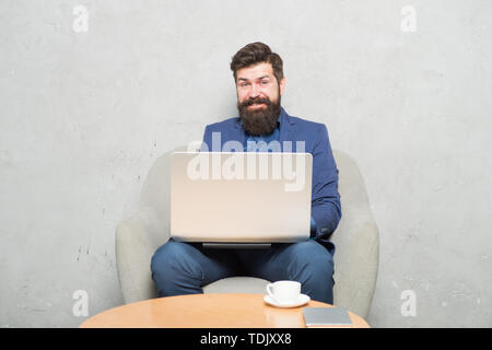 Reaktion auf geschäftliche E-Mails. Digitales Marketing. Im Internet surfen. Online kaufen. Projekt Manager. Geschäftliche Korrespondenz. Moderne Geschäftsmann. Geschäftsmann Laptop. Mann trinken Kaffee im Büro. Stockfoto