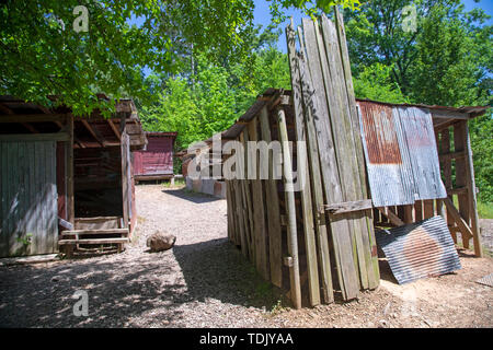 Perryville, Arkansas - Typische Gehäuse in den Slums rund um die Welt, bei Heifer Ranch, ein 1.200 Hektar großen pädagogischen Ranch, betrieben von der gemeinnützigen Heif Stockfoto